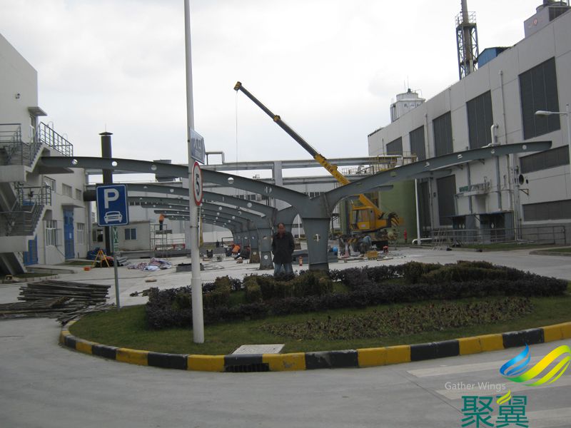 莊信萬豐膜結(jié)構(gòu)汽車停車棚鋼結(jié)構(gòu)骨架現(xiàn)場(chǎng)安裝