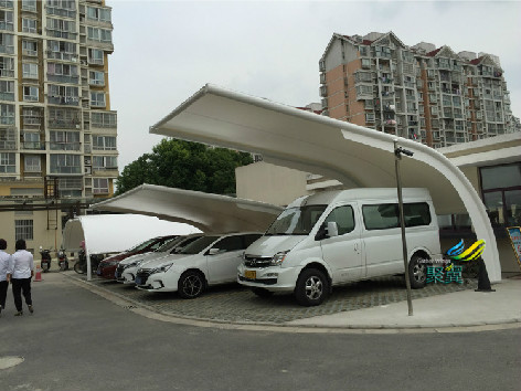 新虹社區(qū)膜結(jié)構(gòu)車棚白色_社區(qū)車棚造型獨(dú)特_車棚簡(jiǎn)約